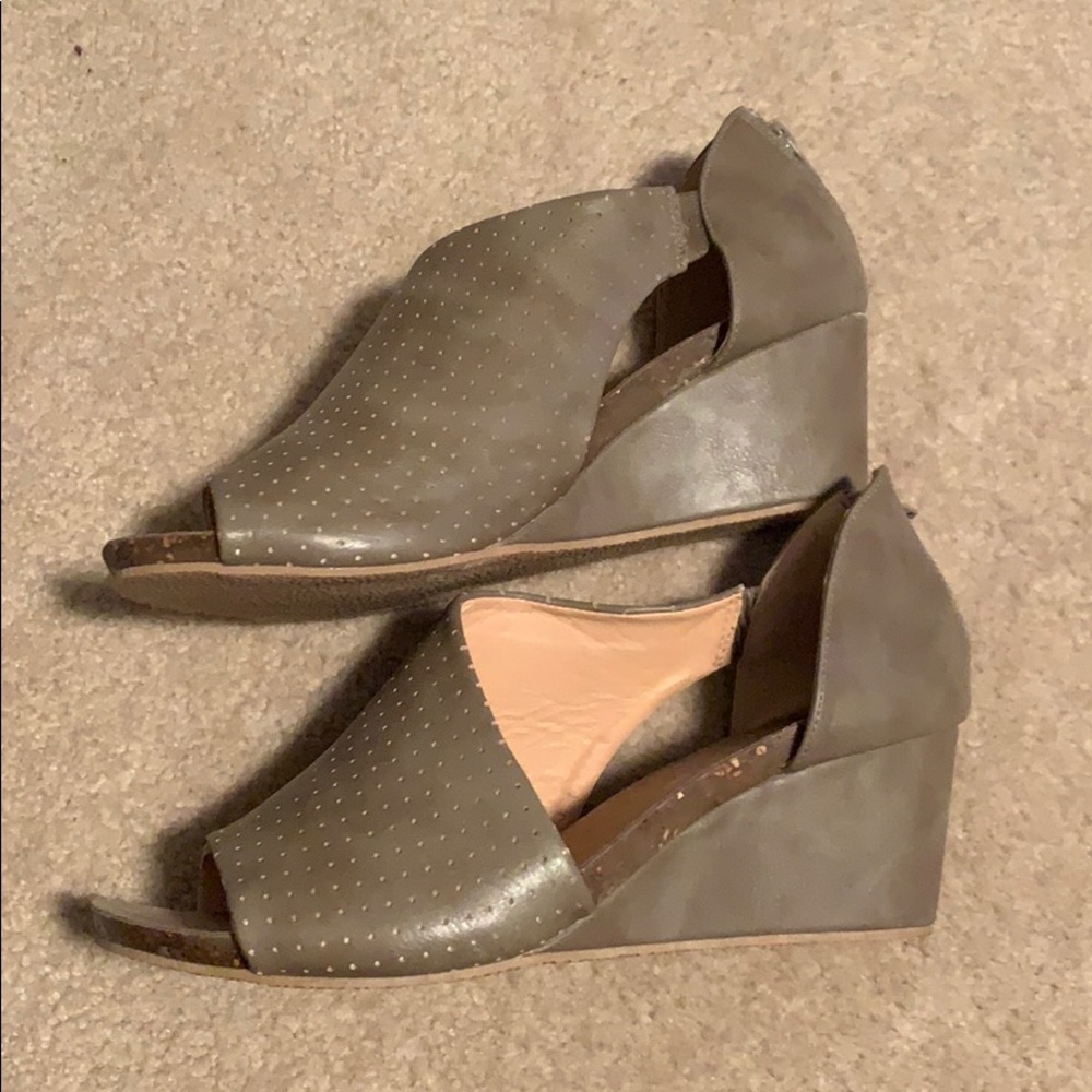 Beige wedges nwt